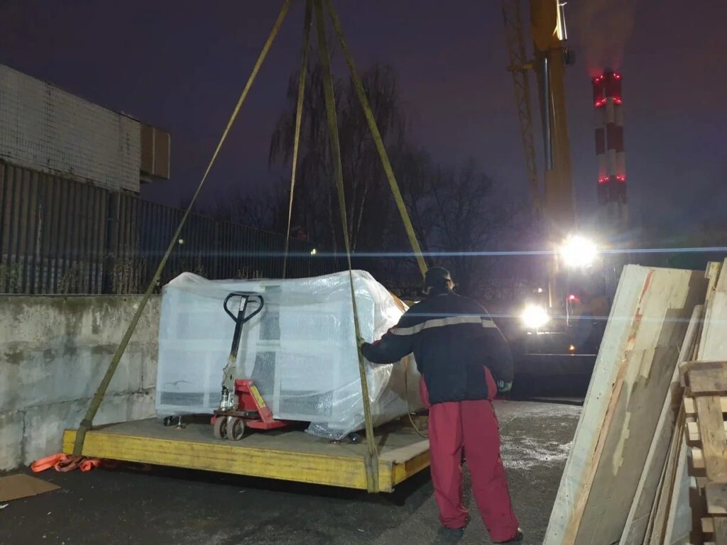 Подъем оборудования на высоту 32 метра в оконный проем